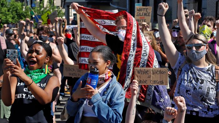 Protesters participate in a Black Lives Matter rally on Mount Washington in Pittsburgh, Pennsylvania, June 7, 2020, to protest the death of George Floyd, who died May 25 after being restrained by police in Minneapolis. © 2020 AP Photo/Gene J. Puskar