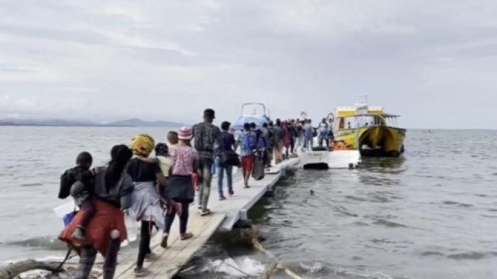Migrantes y solicitantes de asilo se embarcan en barcos que los llevarán desde Necoclí a Capurganá, Colombia, donde muchos comenzarán un viaje de varios días a través del Tapón del Darién.