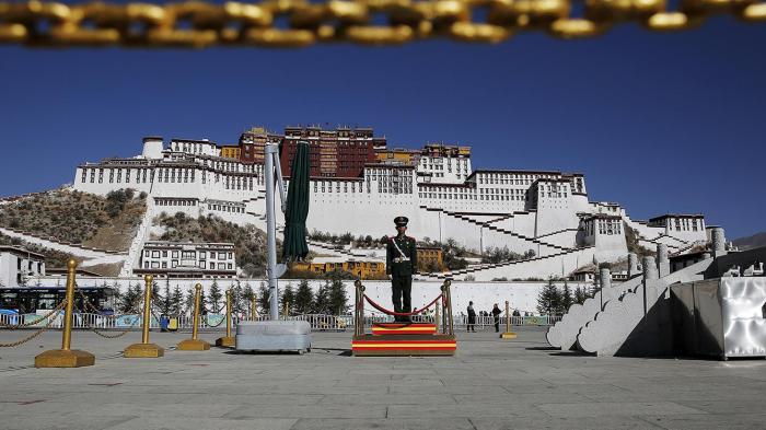 A paramilitary police officer stands guard in front of the Potala Palace in Lhasa, Tibet Autonomous Region, China on November 17, 2015. © 2015 Damir Sagolj /Reuters