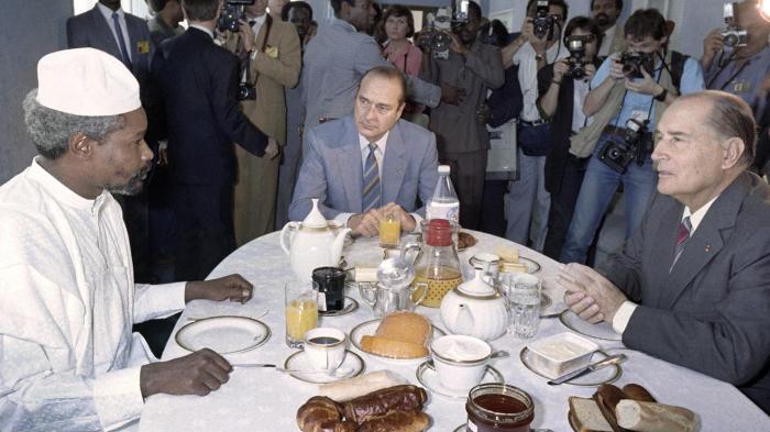 French president Francois Mitterrand (Right) and French Prime minister Jacques Chirac (Center) breakfast with Chadian President Hissene Habre (Left) during the 13th annual Franco-African summit meeting, on November 14, 1986 in Lome, Togo. © 1986 Daniel Ja