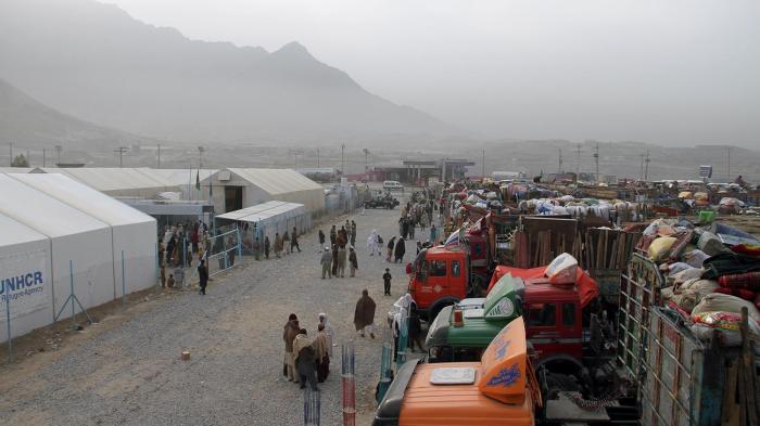 اکتوبر 2016م، لاری‌های به کرایه‌ گرفته شده که اسباب و لوازم مهاجران اخراج شده از پاکستان را حمل می‌کنند، در بیرون از شهر کابل و در مرکز اداره حمایت از مهاجران سازمان ملل متحد صف کشیده‌اند. 