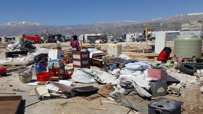 لاجئون سوريون تم إجلاؤهم من محيط قاعدة رياق الجوية في البقاع، لبنان 