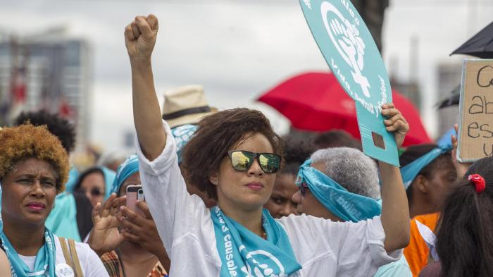 Un grupo de personas participan en una marcha en Santo Domingo por la despenalización del aborto en tres circunstancias.