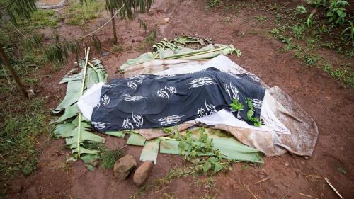 A covered body on the outskirts of Belo, following early April clashes between security forces and armed separatists in the North-West region, April 2018.