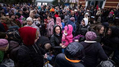 Des familles arrivaient à la gare de Kramatorsk alors qu'elles tentaient d'évacuer la région du Donbass, dans l'est de l'Ukraine, en avril 2022.