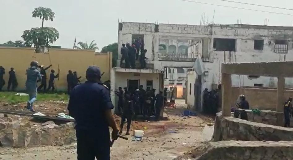 La police prend d’assaut la résidence de Ne Muanda Nsemi, où plus de 200 partisans du BDK s’étaient rassemblés, à Kinshasa, en République démocratique du Congo, le 24 avril 2020.