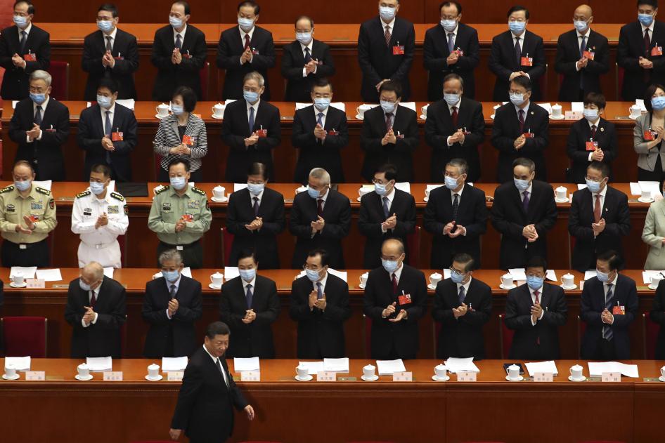 Les députés de l’Assemblée nationale populaire applaudissent lors de l’arrivée du président chinois Xi Jinping pour la session d'ouverture de l’ANP au Grand Palais du Peuple à Pékin, le 22 mai 2020.