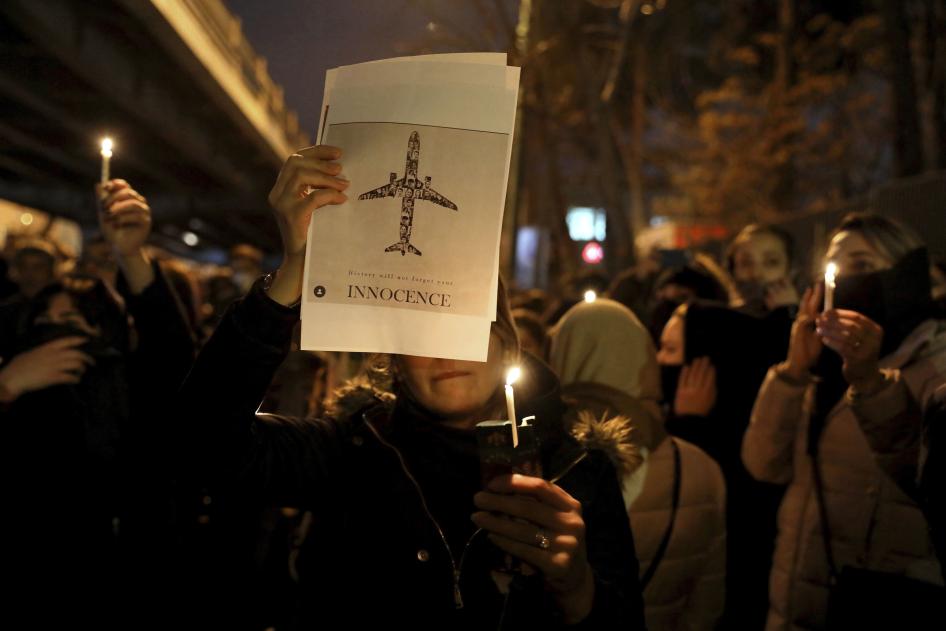 في هذه الصورة في 11 يناير/كانون الثاني 2020، يجتمع أشخاص لإضاءة شموع عن أرواح ضحايا الطائرة الأوكرانية التي تحطمت، بوابة "جامعة أمير كبير" في طهران، إيران. 