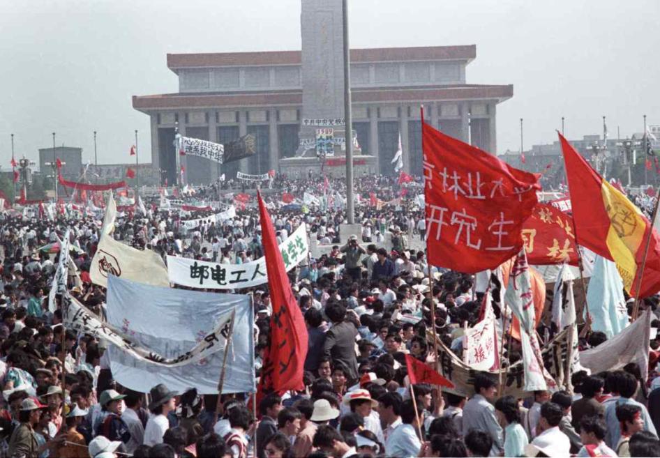 Manifestation massive pro-démocratie sur la place Tiananmen devant le mausolée de l’ex-président chinois Mao Zedong à Pékin, le 17 mai 1989. 