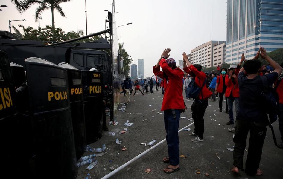 Mahasiswa melakukan aksi teatrikal di hadapan petugas kepolisian saat demonstrasi menentang Rancangan Kitab Undang-Undang Hukum Pidana (RKUHP) di Jakarta, Indonesia, 24 September 2019. © 2019 Willy Kurniawan/Reuters.