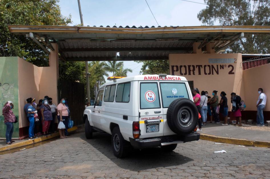 Una ambulancia entra en el hospital Alemán-Nicaragüense, donde se tratan a personas infectadas con Covid-19, mientras los familiares de los pacientes aguardan en filas, Managua, Nicaragua, 1 de junio de 2020.