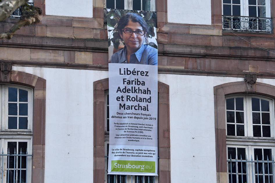 Message sur la façade de la Mairie de Strasbourg appelant à la libération de Fariba Adelkah et Roland Marchal, deux chercheurs français détenus en Iran depuis juin 2019.