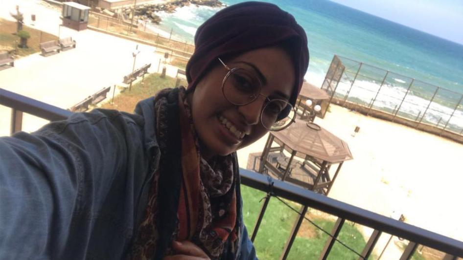 عبير المصري، مساعدة أبحاث في غزة لدى "هيومن رايتس ووتش"، من على شرفة غرفتها المشتركة في فندق تم تحويله إلى مركز مؤقت للحجر الصحي في مدينة غزة. 