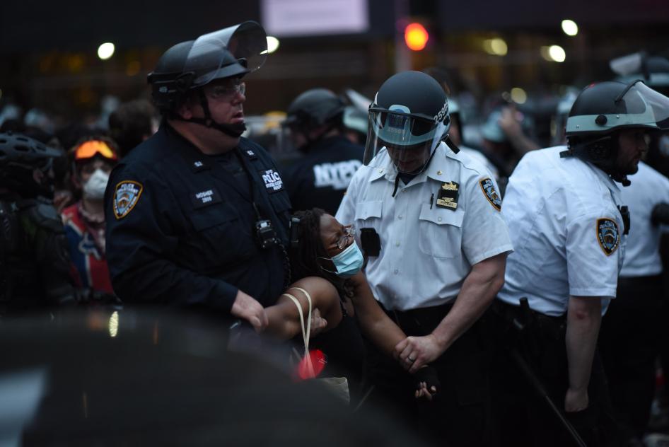 Des policiers new-yorkais procèdent a l’arrestation d’une femme qui participait à une manifestation à Mott Haven, dans le Bronx, le 4 juin 2020. Plus de 250 personnes ont été arrêtées ce jour-là.