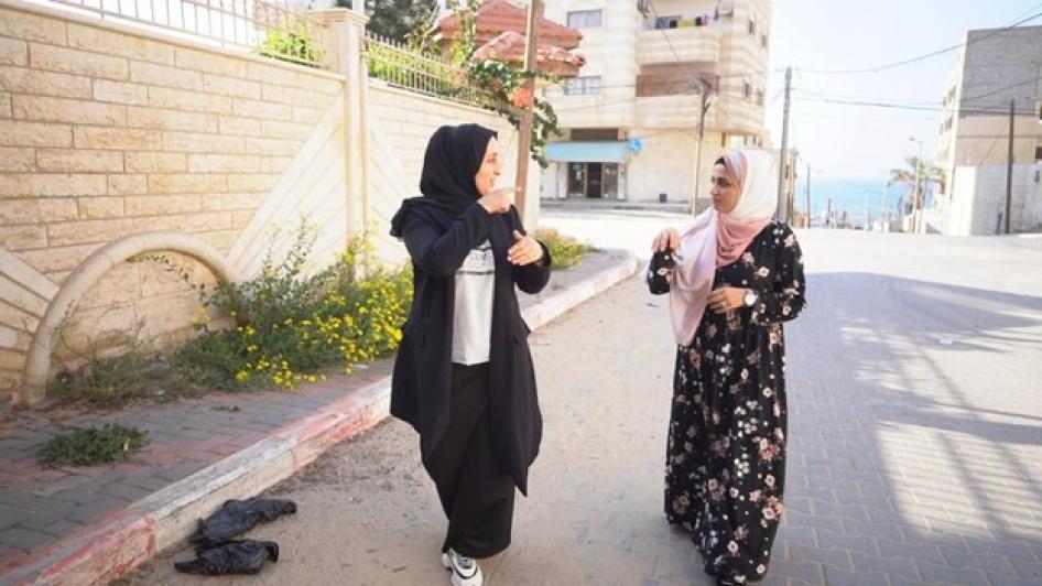 هبة أبو جزر (26 عام) وشقيقتها إيمان (25 عاما) تتواصلان بلغة الإشارة بسبب إعاقات سمعية.