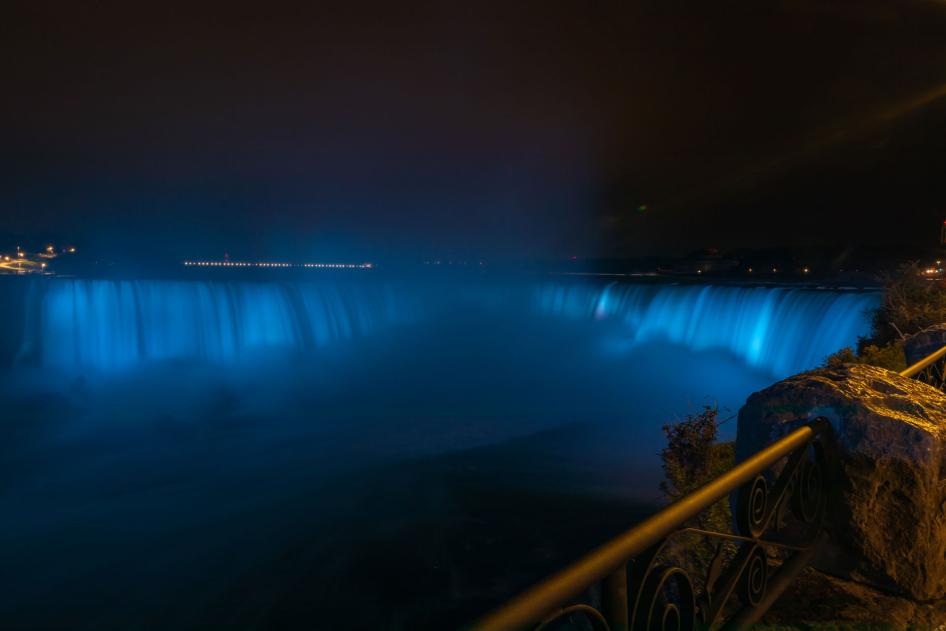 Les chutes du Niagara (Niagara Falls), à la frontière entre le Canada et les États-Unis, illuminées en bleu pour célébrer la Journée des droits humains, le 10 décembre.