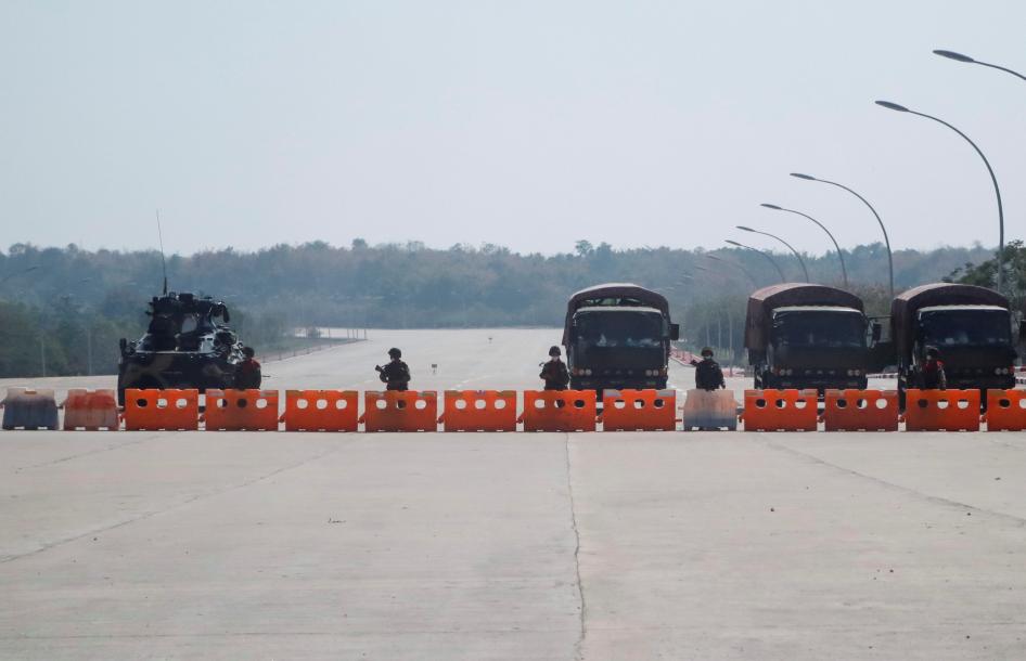Des soldats bloquaient l’accès à une route menant au siège du parlement du Myanmar à Naypyidaw le 1er février 2021, journée durant laquelle l’armée a perpétré un coup d'État.