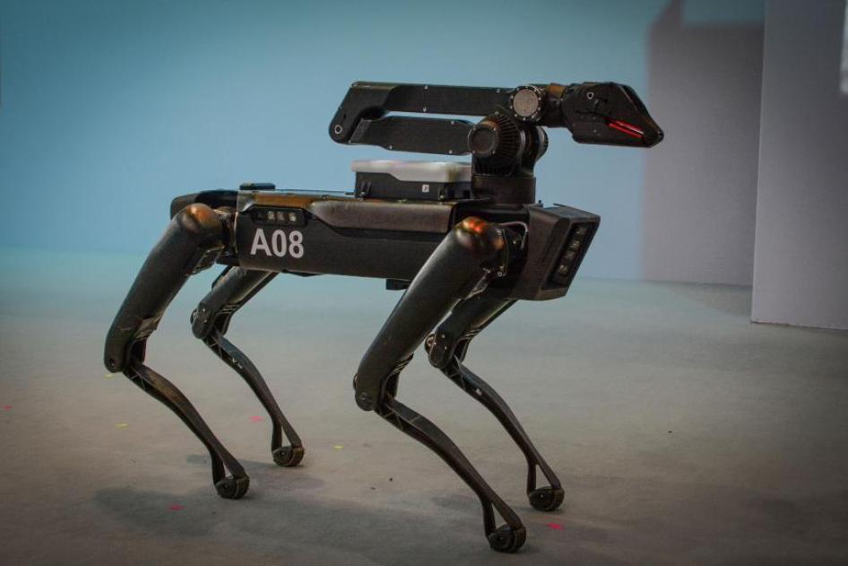 Boston Dynamics presenta su robot SpotMini durante una conferencia en Hannover, Alemania, el 13 de junio de 2018. 