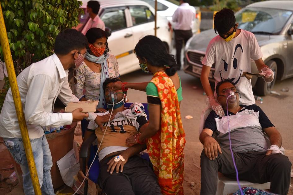 कोरोनोवायरस बीमारी के प्रसार के बीच दिल्ली स्थित एक गुरुद्वारे में ऑक्सीजन सपोर्ट प्राप्त करते सांस लेने की समस्या से पीड़ित लोग, भारत.