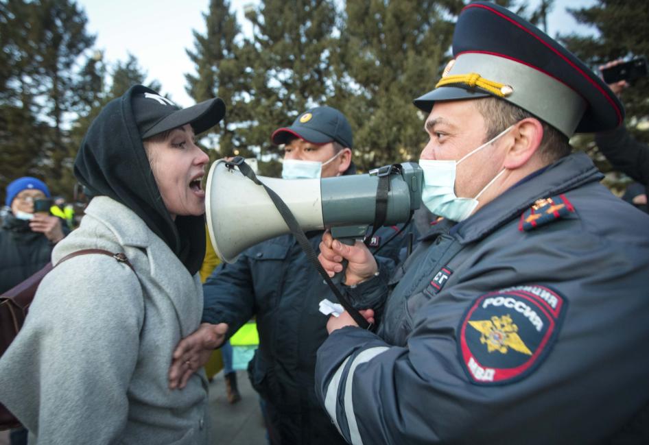 Женщина спорит с сотрудником полиции во время акции в поддержку оппозиционера Алексея Навального в Улан-Удэ. 21 апреля 2021.