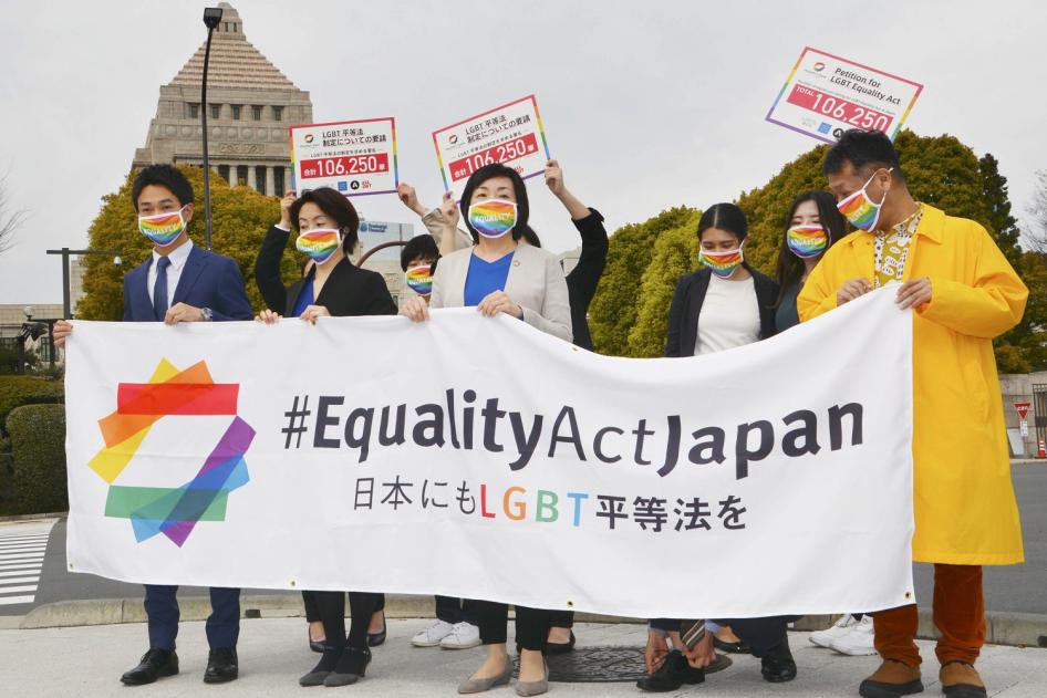Des activistes japonais tenaient une bannière de la campagne #EqualityActJapan, visant l’adoption d’une loi sur l'égalité des droits des personnes LGBT et non-LGBT, devant le siège du parlement à Tokyo, le 25 mars 2021. Les activistes ont ensuite officiellement soumis une pétition à ce sujet.