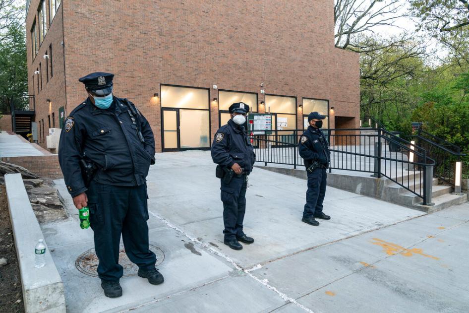 عناصر شرطة متأهبون أمام "كنيس إسرائيل الفتية في ريفردايل" حيث حُطِّمت النوافذ الزجاجية في نيويورك، 25 أبريل/نيسان 2021. 