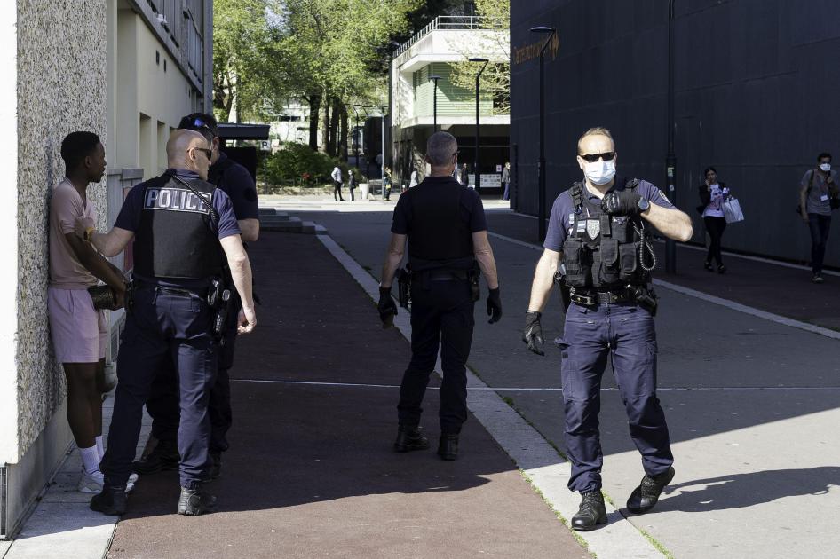 Des agents de police vérifient les documents d'identité des passants pendant le confinement à Rennes, France. 11 avril 2020.