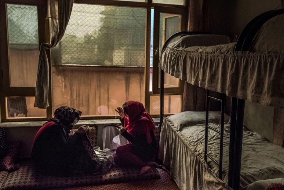 Ces deux femmes afghanes faisaient de la couture dans leur chambre, dans un refuge pour femmes à Kaboul, le 20 mars 2017. 