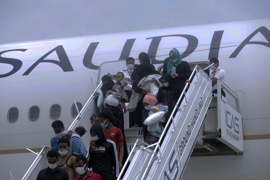 مهاجرون إثيوبيون أعيدوا من السعودية يصلون إلى مطار بولي الدولي في أديس أبابا، إثيوبيا، في 7 يوليو/تموز 2021. ©ميناسي وونديمو هايلو/ وكالة الأناضول عبر "غيتي إيمدجز"
