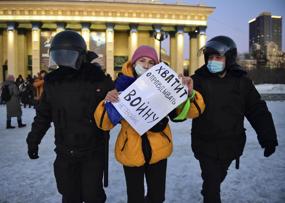 Полиция задерживает демонстранта на акции протеста против войны на Украине на площади Ленина в Новосибирске 2 марта 2022 года.