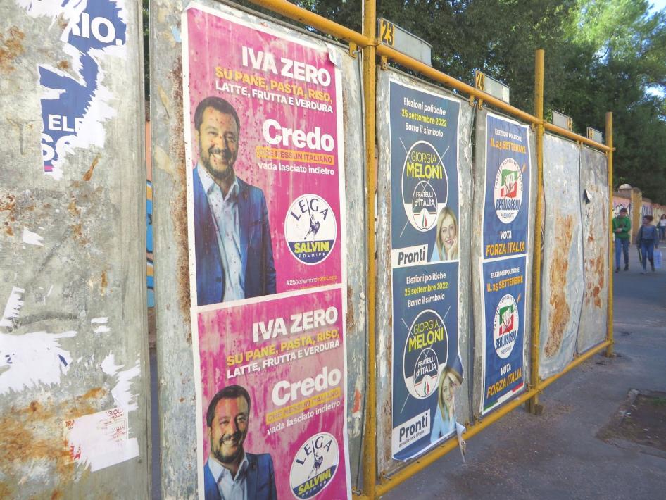 Manifesti elettorali di Fratelli d'Italia, Lega con Salvini e Forza Italia visibili in alcune strade prima delle elezioni a Roma, Italia, il 16 settembre 2022. 