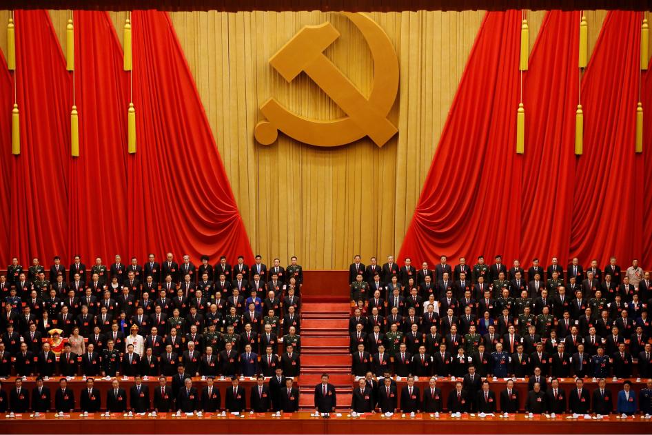 Le président chinois Xi Jinping, debout au centre, pendant la diffusion de l’hymne "L'Internationale" (version musicale sans paroles) lors de la cérémonie de clôture du 19ème Congrès du Parti communiste chinois au Grand Palais du Peuple à Pékin, le 24 octobre 2017. 
