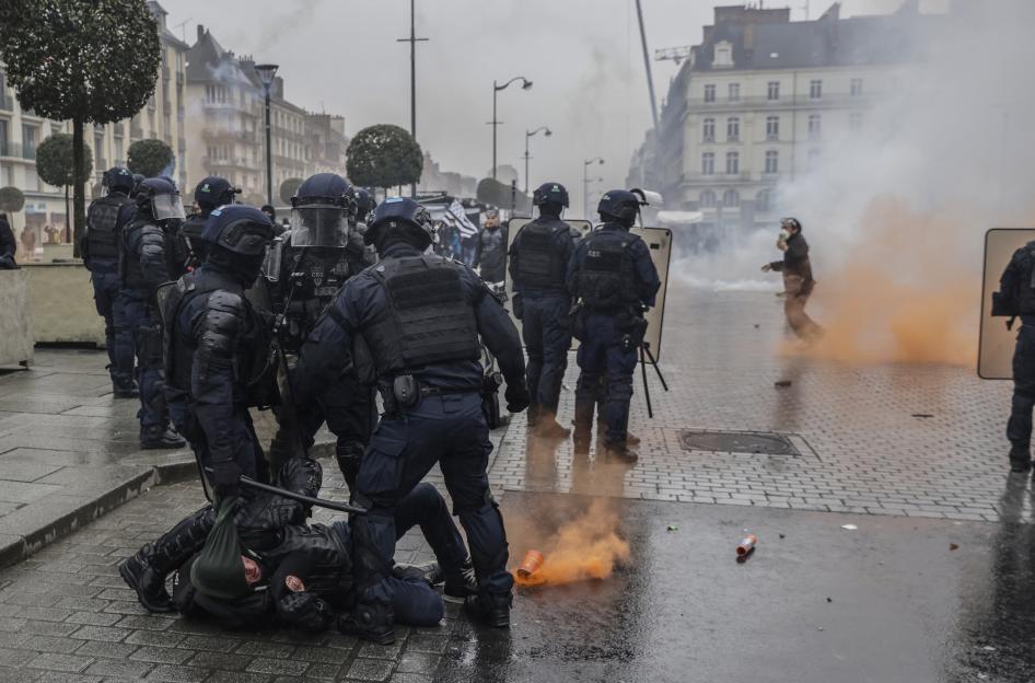 Des policiers anti-émeute immobilisent un manifestant par terre, lors d'une manifestation à Rennes, le 22 mars 2023. 