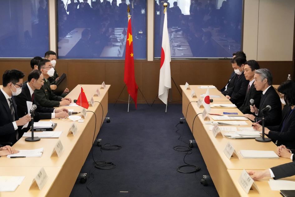 日本外務審議官山田重夫（右二）與中國外交部副部長孫衛東（左二）代表兩國出席日中安全對話，日本東京外務省，2023年2月22日。