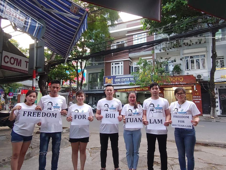 Istri, dua saudara laki-laki, dan teman-teman Bui Tuan Lam berkumpul di kota Da Nang, Vietnam, untuk menuntut pembebasannya, Mei 2023. 