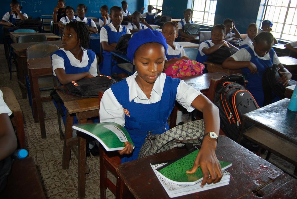 Estudiantes asisten a clase en Freetown, Sierra Leona.
