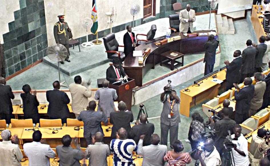 Le président du Soudan du Sud, Salva Kiir (au centre, portant un chapeau), photographié lors d’un discours prononcé au siège du parlement de ce pays, le 10 avril 2012.