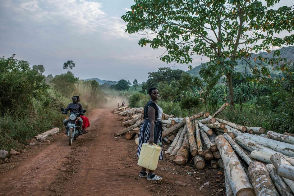 Une femme ougandaise, mère de cinq enfants, photographiée sur une route près de Kijumba, en Ouganda, le 14 janvier 2023. Elle a vendu son terrain à TotalEnergies dans le cadre de son projet d’Oléoduc de pétrole brut d'Afrique de l'Est (EACOP) ; mais elle a déclaré au New York Times qu’elle a dû attendre des années avant d’être payée, et que ce montant  n’a pas suffi pour acheter un terrain de remplacement.