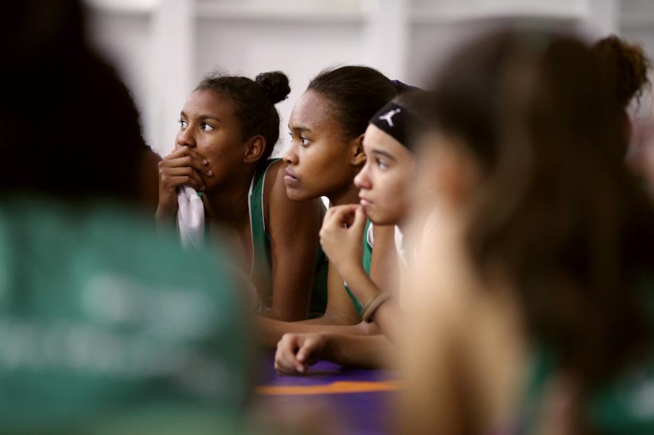 Adolescentes no Brasil participam de um programa onde recebem informações sobre saúde sexual e reprodutiva, aprendem a enfrentar as desigualdades de gênero e desenvolvem habilidades de liderança.