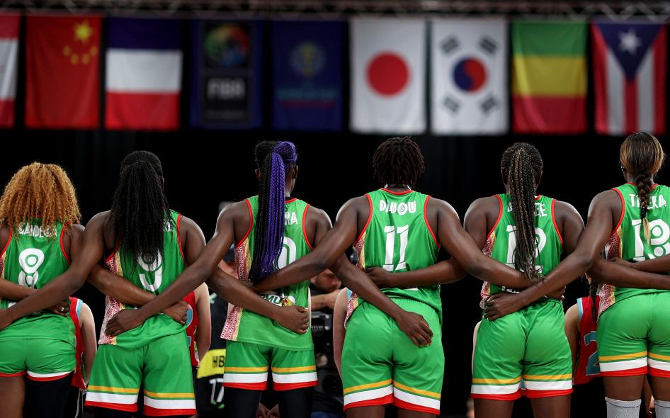 Les membres de l’équipe féminine de basket-ball du Mali écoutaient leur hymne national avant le match Mali-Serbie, lors de la Coupe du monde féminine de basket-ball (groupe B) à Sydney, en Australie, le 26 septembre 2022.