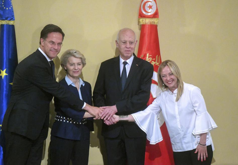 Il Primo Ministro olandese Mark Rutte, a sinistra, la Presidente della Commissione europea Ursula von der Leyen, il Presidente tunisino Kais Saied, al centro, destra e la Prima Ministra italiana Giorgia Meloni, a destra, al palazzao presidenziale di Cartagine, Tunisia