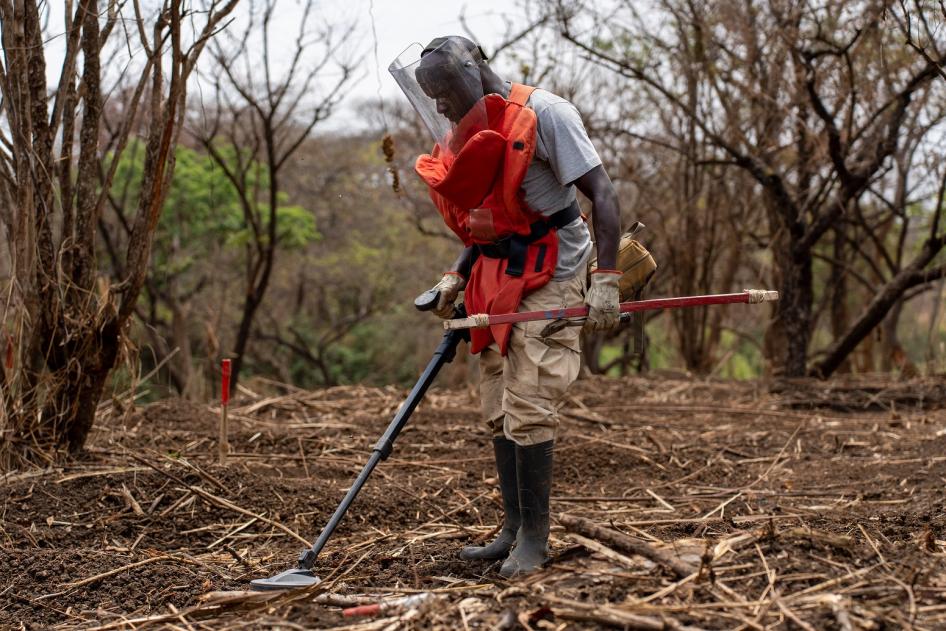 عامل إزالة ألغام من منظمة "دان تشيرش إيد" يطهّر منطقة مشكوك بتلوثها بمخلفات حرب متفجرة في باجوك، جنوب السودان، فبراير/شباط 2023. 
