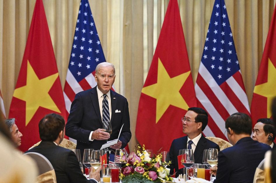 Tổng thống Hoa Kỳ Joe Biden, đứng, dự bữa tiệc trưa cấp nhà nước do Chủ tịch nước Việt Nam Võ Văn Thưởng, ngồi giữa bên phải, tiếp đón tại Phủ Chủ tịch ở Hà Nội, Việt Nam, ngày 11 tháng Chín năm 2023. 