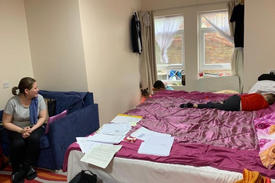 Una mujer y sus tres hijos comparten una única habitación en la vivienda temporaria que el gobierno asigna a las familias que piden asilo.