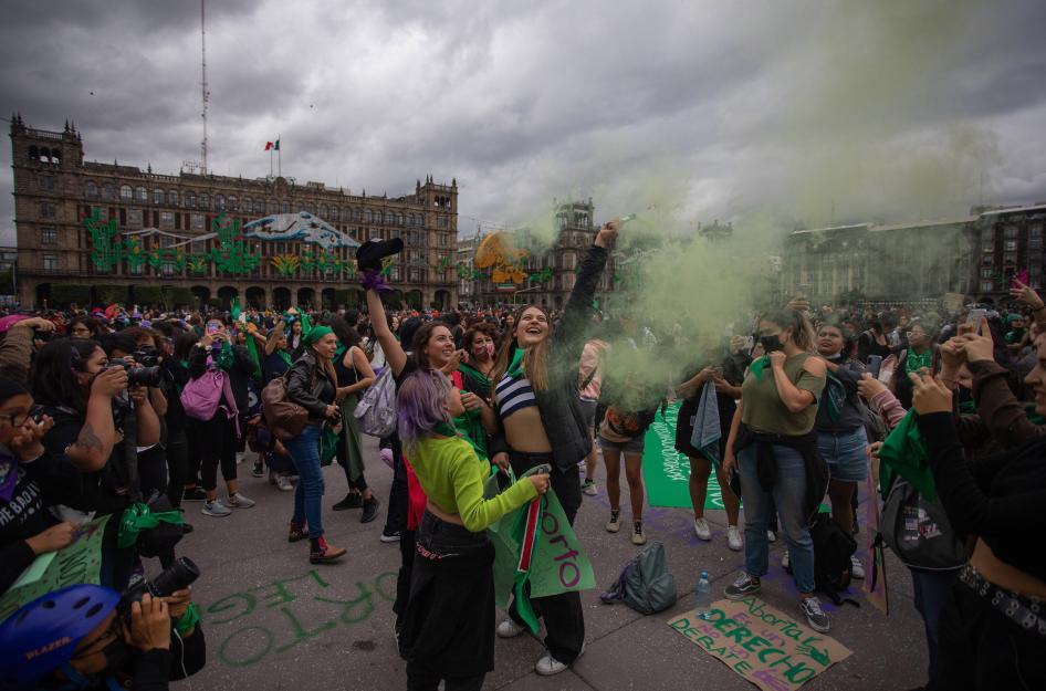Mujeres participan en una protesta durante el Día Internacional del Aborto Seguro en el Zócalo, en la Ciudad de México, México, el 28 de septiembre de 2022.