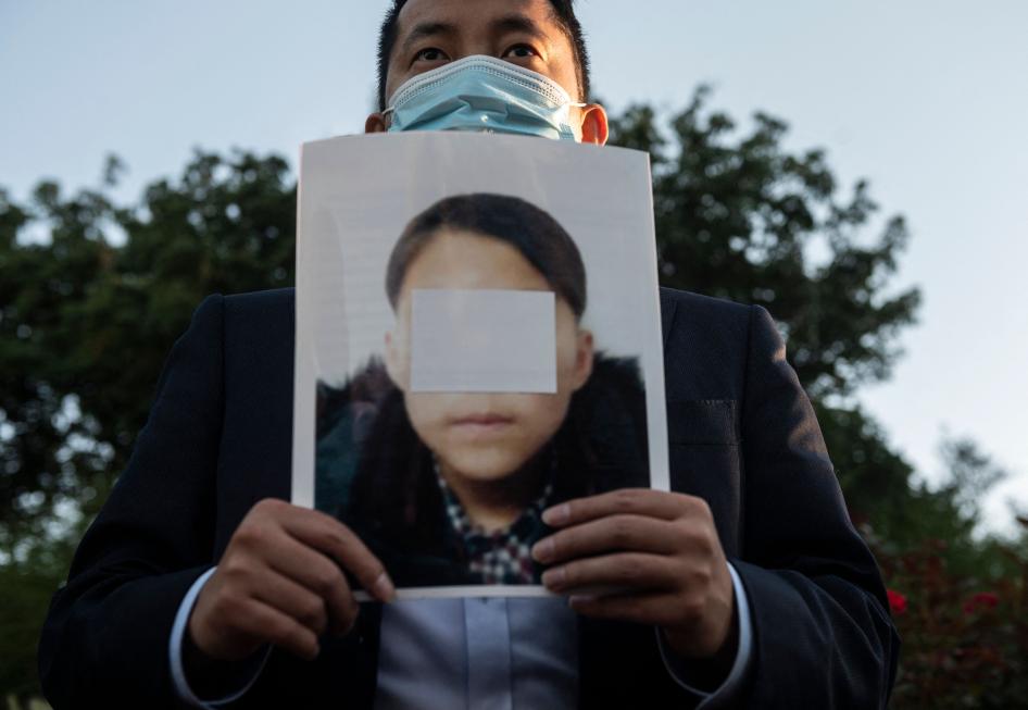 北朝鮮難民とされる若者の写真を手にする活動家。2021年9月24日、米国ワシントンDCの中国大使館の通りの向かい側で撮影。習近平国家主席に対し、中国で拘束されている北朝鮮国民の安全な通過を認めるよう求めるデモで。