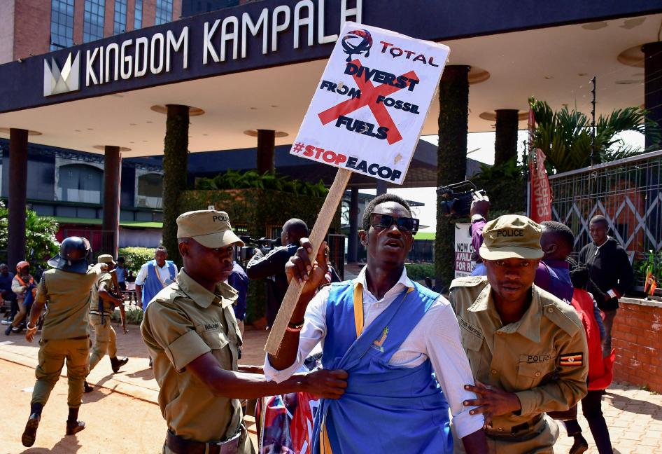 乌干达民众走上街头，支持欧洲议会通过停建东非原油管道的决议，其中一名示威者遭警方逮捕，乌干达坎帕拉，2022年10月4日。