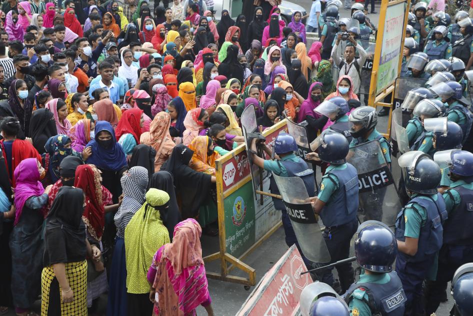 Police confront garment industry workers on the streets as they protest for a wage increase, Mirpur, Dhaka, Bangladesh, November 12, 2023.