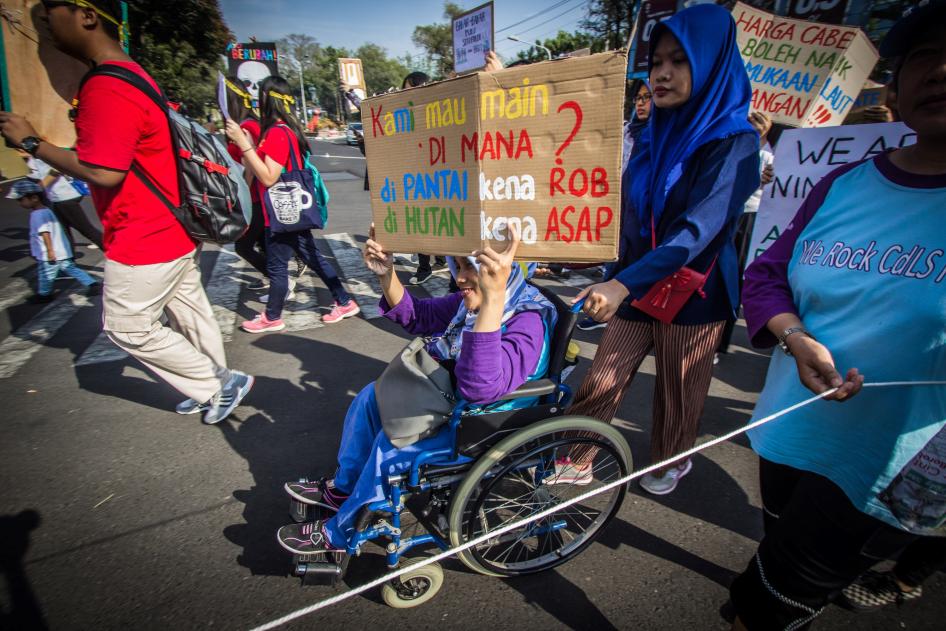 Des défenseurs de l’environnement handicapés participaient à un mouvement mondial de grève visant des mesures contre la crise climatique, le 27 septembre 2019 à Semarang, dans le centre de l’île de Java, en Indonésie.