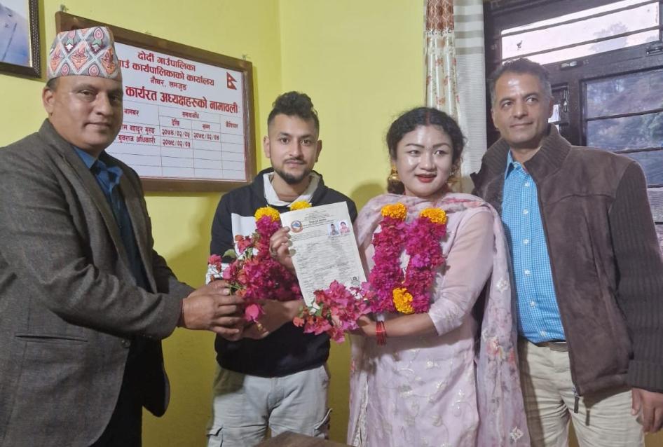 Surendra Pandey dan Maya Gurung mencatatkan pernikahan mereka di hadapan pihak-pihak berwenang di Dordi, sebuah kota di distrik asal mempelai perempuan di Lamjung, Nepal, 29 November 2023. 